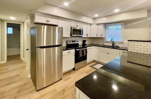 Joslyn Castle Apartment | Modern Apartment Near UNMC & Walkable Dining