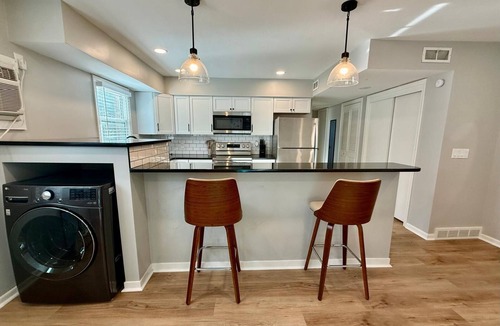 Joslyn Castle Apartment | Modern Apartment near UNMC & Dining
