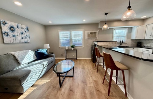 Joslyn Castle Apartment | Modern Apartment near UNMC & Dining