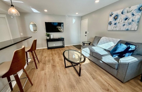 Joslyn Castle Apartment | Modern Apartment near UNMC & Dining