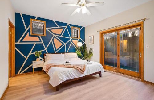 Wicker Park Apartment | Modern Apt Billiards 1 Private Patio 1 Parking