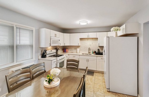 Libertyville Apartment | Modern Apt w/2 Kings 1/2 mile to DT Libertyville!