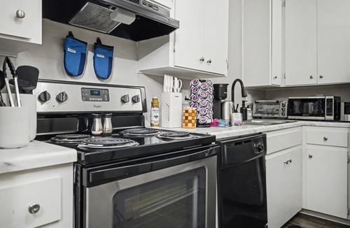 Hyde Park Apartment | Modern Austin Stay King Bed + Fast WiFi Near Downtown