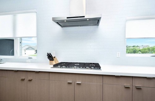 Manhattan House | Modern Back 9 Retreat, Walk to Golf, Double Shower