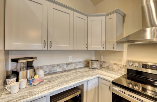 Rockerville Condo | 🌲 Modern Black Hills One Bedroom Condo-Near Mt. Rushmore