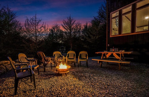 Ashland Cabin | Modern Cabin. Communal Sleeping - 2 Queen Beds + Full Trundle