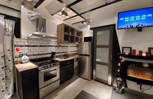 Camden Apartment | Modern Classic Suite in Downtown Camden