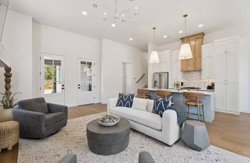 Wheatland House | Modern & Comfy Gem - Walk to Shops & Food