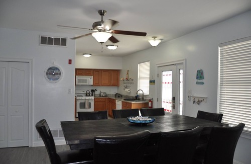 Wildwood Condo | Modern Condo (WIFI & AC) 2 block walk to Boardwalk, Beach & Convention Center!