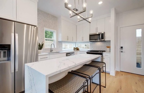 East MLK House | Modern Construction with Private Hot Tub