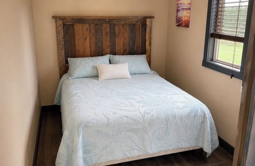 Gregory Cottage | Modern Cottage 56 Getaway -Walk to Food, Drinks & Fun