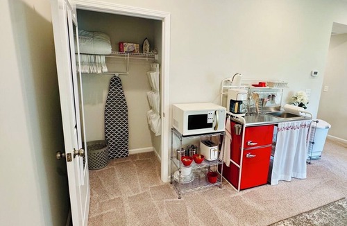 Apex Apartment | Modern Cottage Suite with Private Entrance, Outdoor Patio, & Off-Street Parking