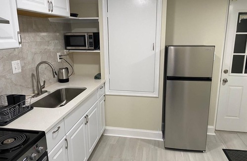 Rockville House | Modern Cozy Basement Suite for Couples Near DC Metro