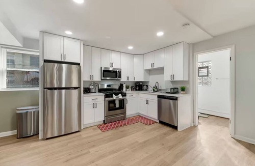 Lombard Apartment | Modern Cozy Unit w/Parking & Workspace