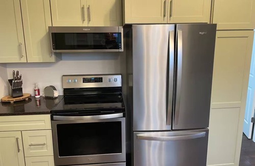 Morrison Apartment | Modern Downtown Loft- Fast Wi-Fi, Walk to Cafes & Shops -Work + Relax