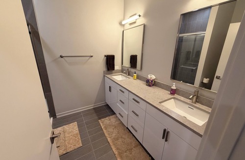 Dahlman Condo | Modern Downtown Omaha Condo – 2BR, Sleeps 6, Garage Parking
