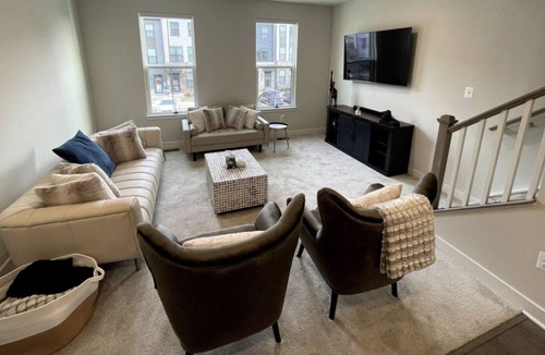Glen Burnie House | Modern gateway near BWI/DC