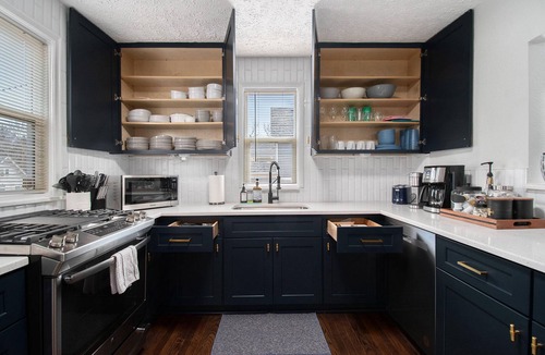 Midtown House | Modern Gem: King Bed I Arcade I FirePit I 5mins CWS I CHI Arena I Creighton