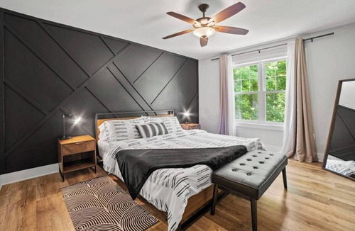 Front Royal House | Modern getaway w/spa & game room