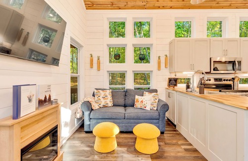 Menlo Cabin | Modern Home with Hot Tub, Grill, Fire-pit and Zip Line
