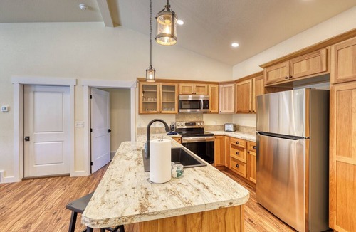Rockerville Condo | Modern King Condo Near Rapid City and Mt. Rushmore.