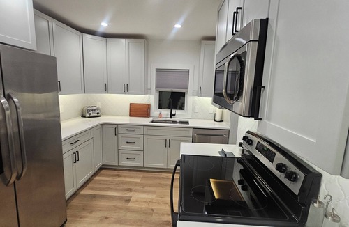 Ames House | Modern Luxe Near Campus ‐ EV Charger-Stylish Stay