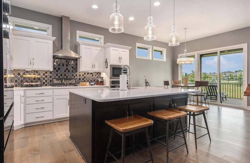 Omaha House | Modern Luxurious Living Omahas best w/King Bed