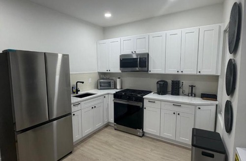 Communipaw Apartment | Modern Luxury 3BR Near NYC & Newark Airport