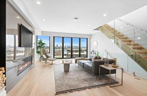 North Bergen House | Modern Luxury 4BR Townhome Den NYC Views