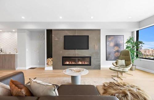 North Bergen House | Modern Luxury 4BR Townhome Den NYC Views