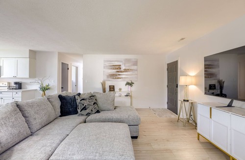 Lincoln House | Modern Makeover with 3 bedrooms on a cul-de-sac in Lincoln