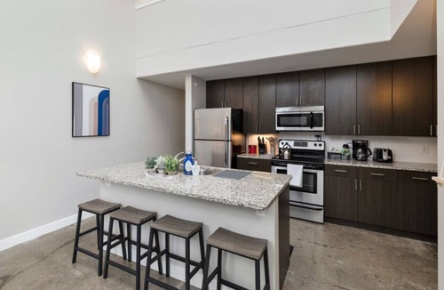 Downtown Des Moines Apartment | Modern Oasis: 2-Story Loft, 2bd/2bth Downtown