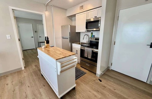 North Central Omaha Apartment | Modern Omaha Apartment Near Dining & Attractions
