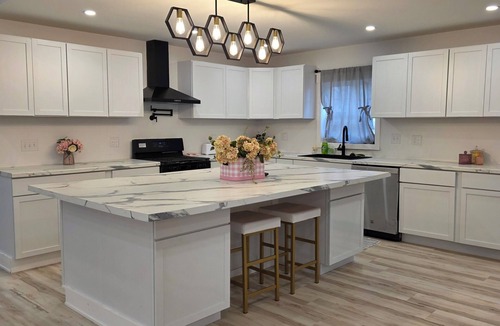 Ventura House | Modern & open 3-bedroom house with 3 stall garage in a perfect location.