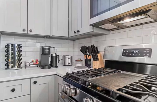 Mount Washington House | Modern Pet-Friendly 2BR - Yard, Deck & Parking