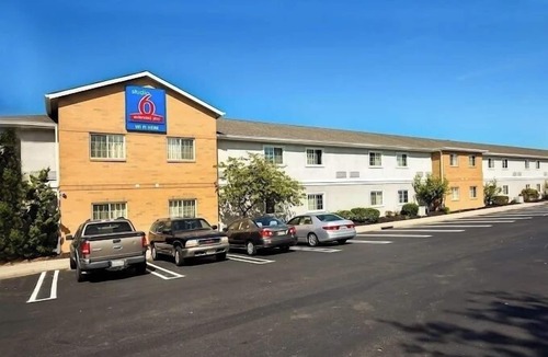 East Brunswick Hotel | Modern Retreat Near Rutgers