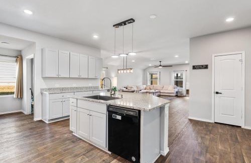 Austin House | Modern, Spacious Home 4BR Near Airport & Tesla