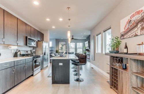 Lincoln Park House | Modern Spacious Townhouse Blocks from Downtown