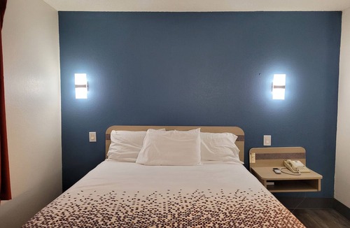 Minonk Hotel | Modern Stay 39 Lakeview By OYO Minonk Garden