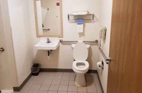 Dell Rapids Hotel | Modern Stay | Free Parking & Breakfast | Local Attractions Nearby | Pet-Friendly
