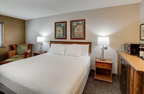 Johnston Hotel | Modern Stay in Johnston w/Pool and hot tub Access | 0.3 mi to Back Roads Lounge