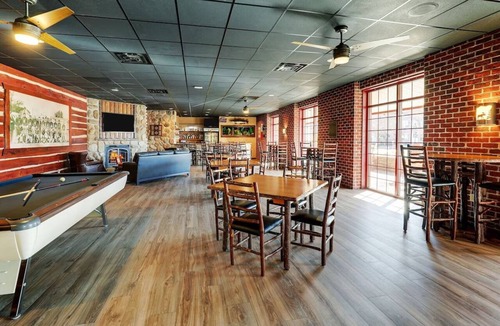 Moline Hotel | Modern Stay in Moline | 0.5 mi to Vibrant Arena at The MARK