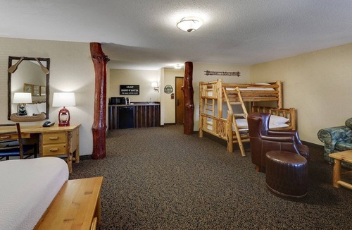 Moline Hotel | Modern Stay in Moline | 0.8 mi to TaxSlayer Center | Event Venue