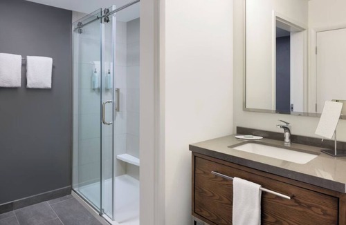 Hopelawn Hotel | Modern Stay with 2 Queen Beds, Free Parking, and Close to Major Highways