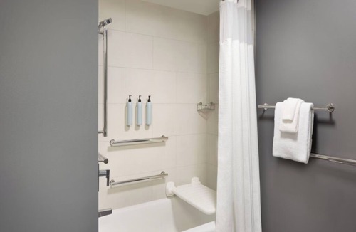 Hopelawn Hotel | Modern Stay with 2 Queen Beds, Free Parking, and Close to Major Highways