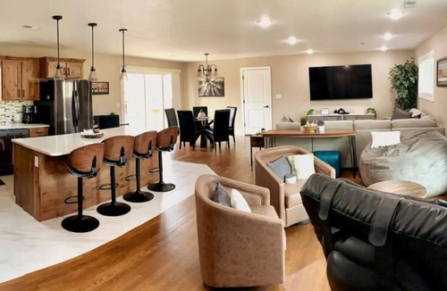 Columbia House | Modern Staycation