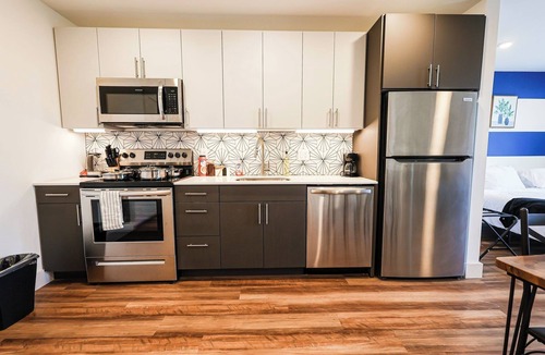 Brewerytown Apartment | Modern Studio | King Bed + Gym Access