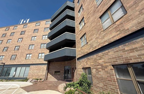 North Central Omaha Apartment | Modern Studio near Dining w/ Gym & Free Parking
