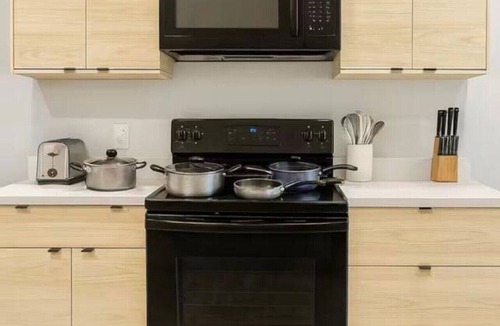 Downtown Des Moines Apartment | Modern Studio Retreat Near Des Moines Attractions