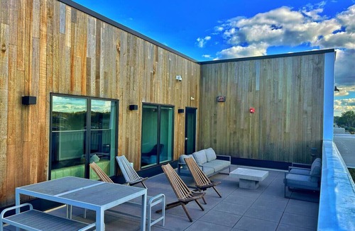 Downtown Des Moines Apartment | Modern Studio Retreat Near Des Moines Attractions